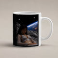 Kosmische Träumerin – weiße Tasse, freigestellt