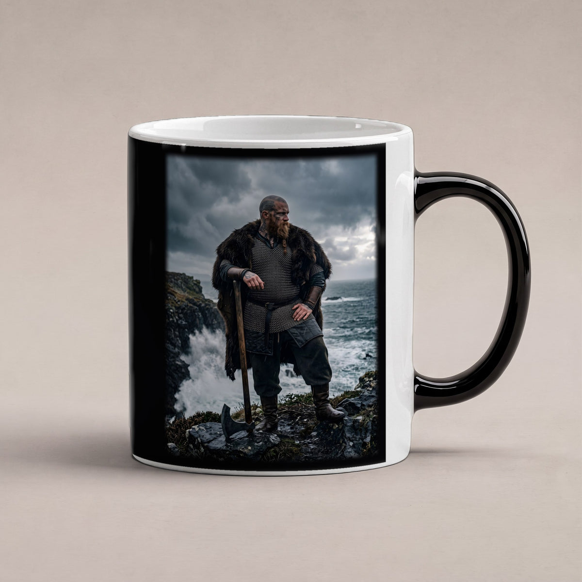 Der Küstenwächter – Black Edition Zaubertasse mit Motiv (heiß), freigestellt