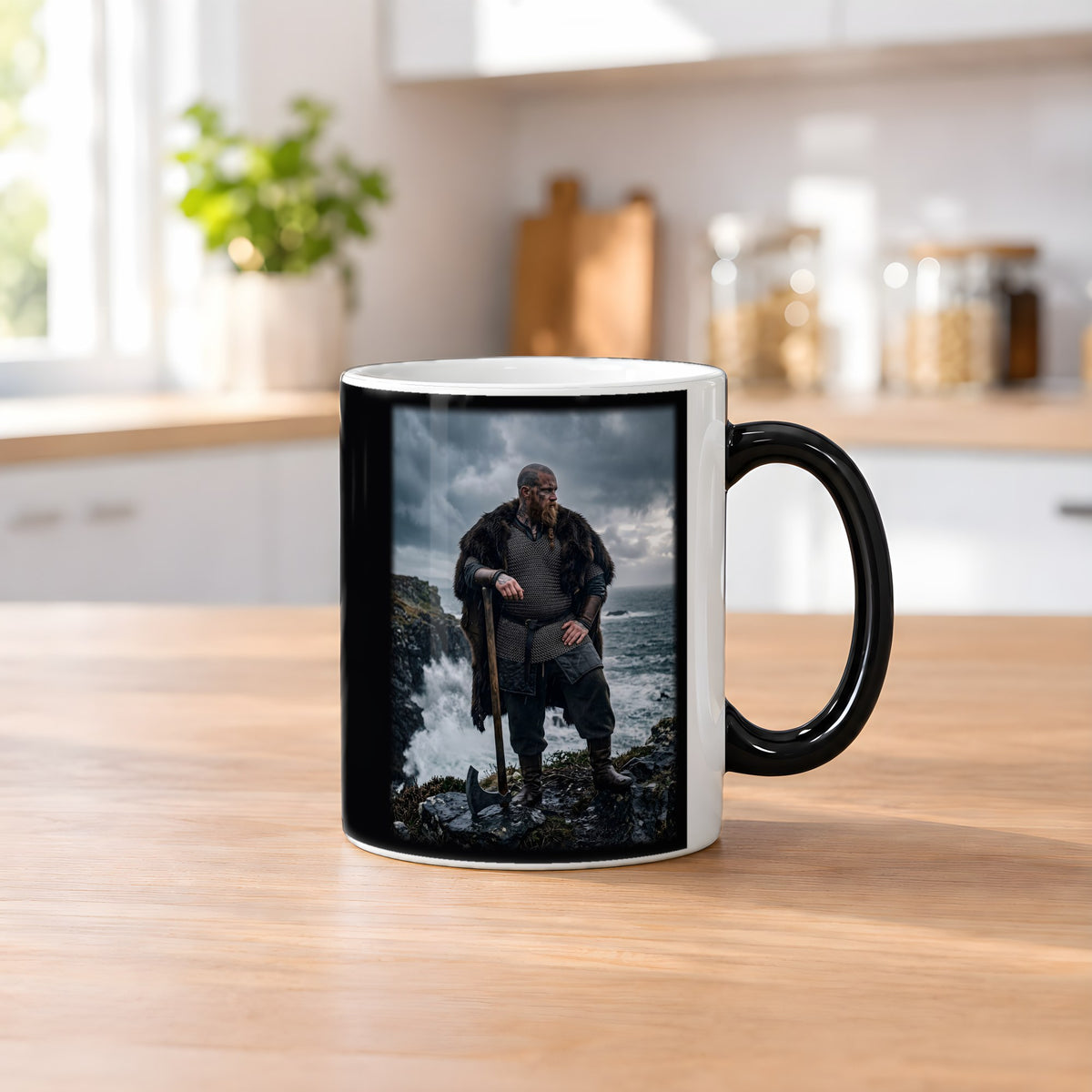 Der Küstenwächter – Black Edition Zaubertasse mit Motiv (heiß), auf dem Küchentresen