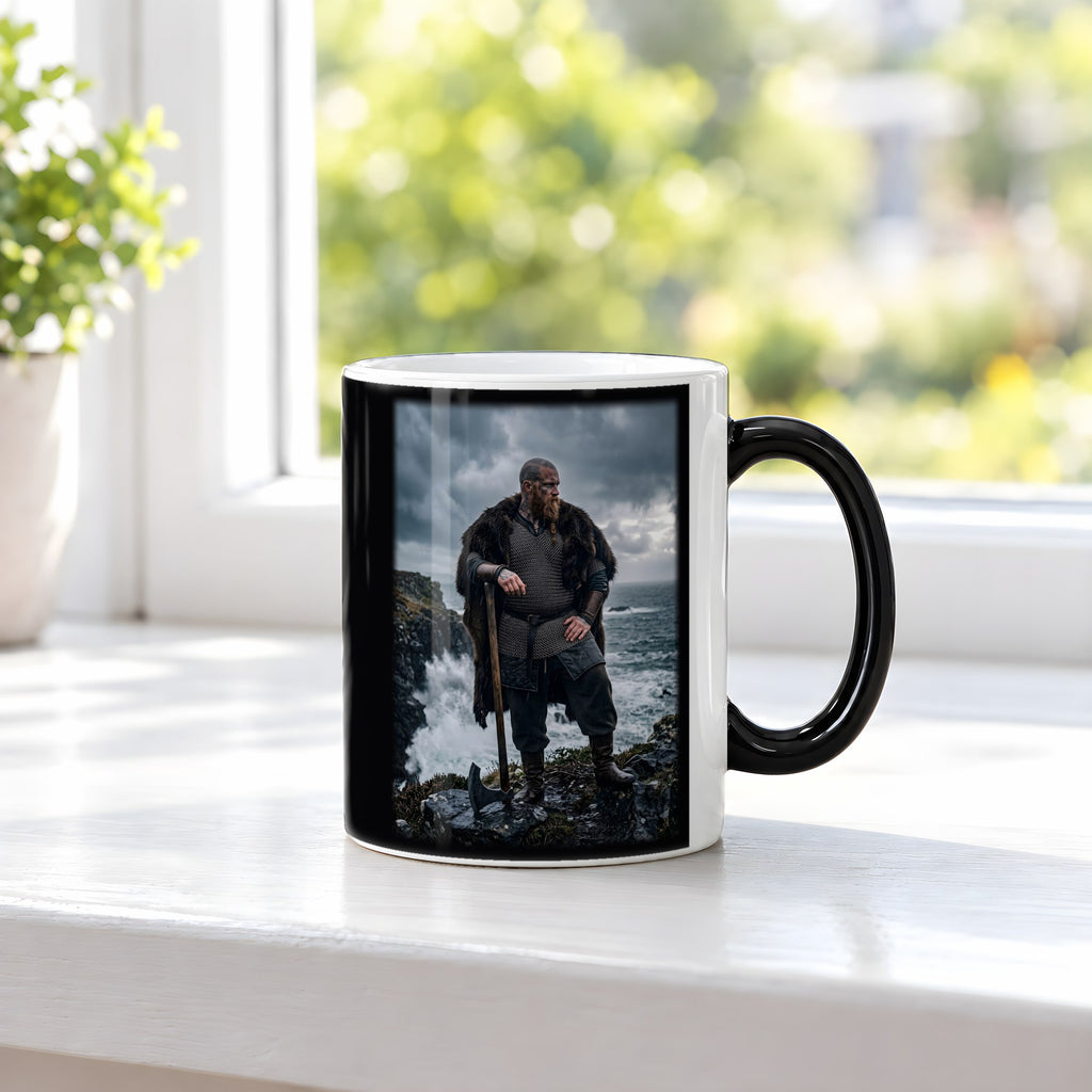 Der Küstenwächter – Black Edition Zaubertasse mit Motiv (heiß), auf der Fensterbank