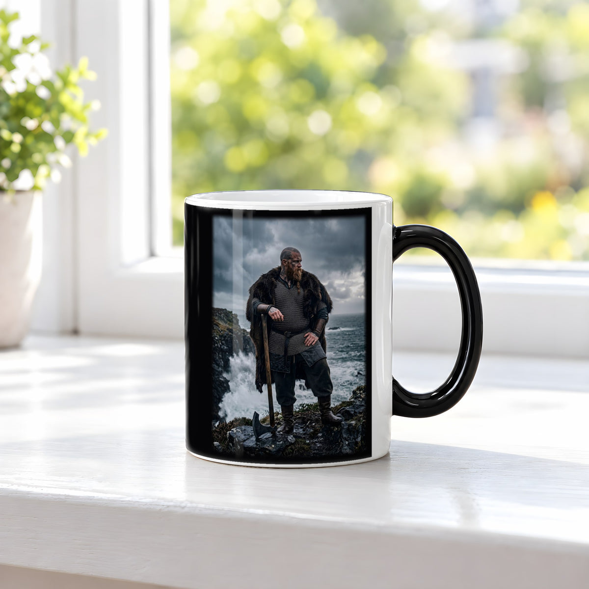 Der Küstenwächter – Black Edition Zaubertasse mit Motiv (heiß), auf der Fensterbank