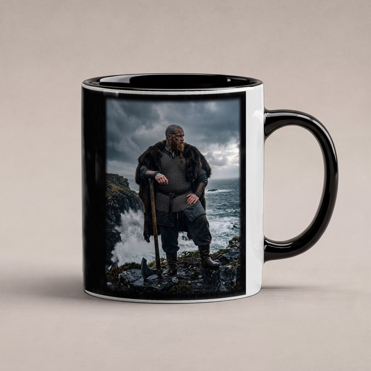 Der Küstenwächter – Tasse innen schwarz, freigestellt