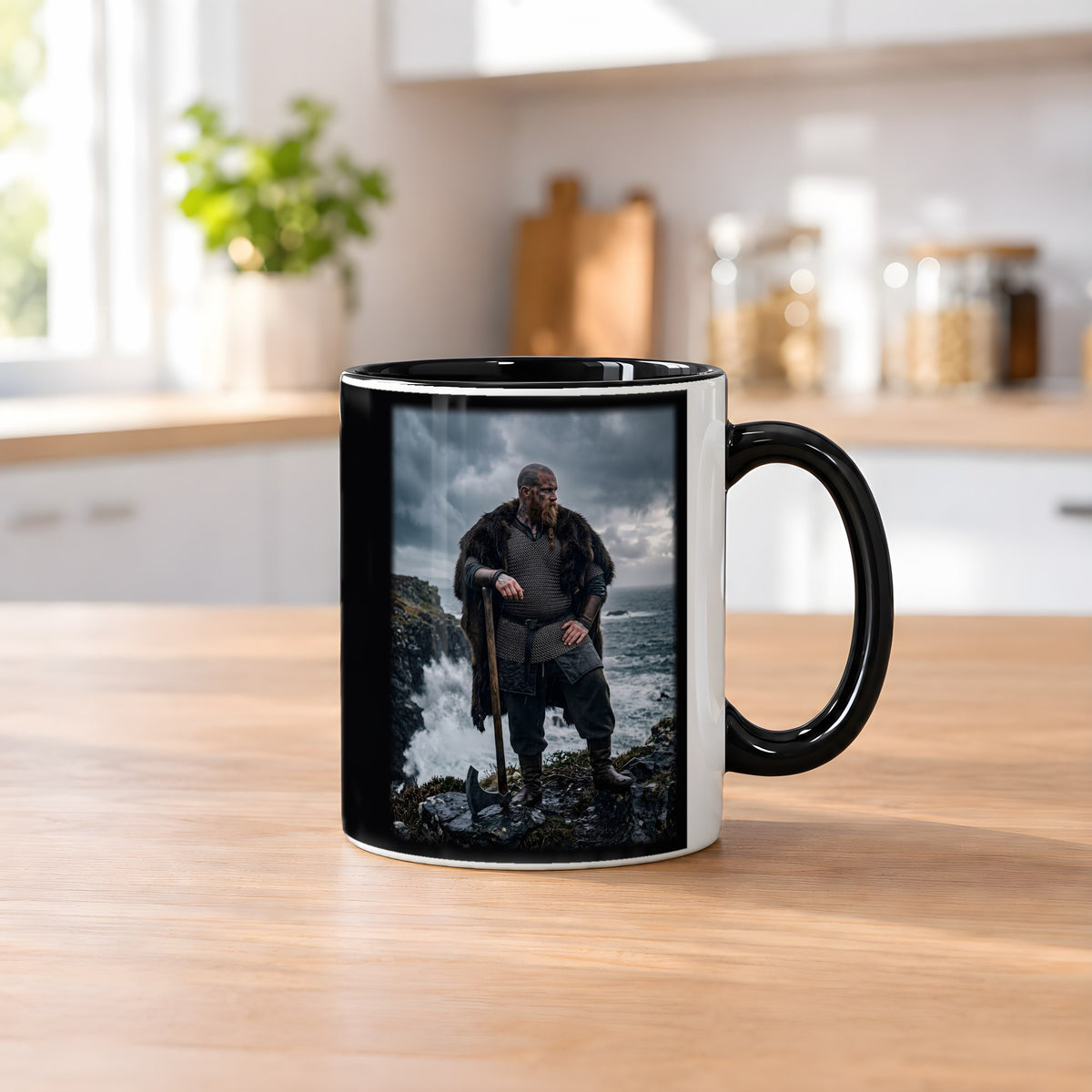 Der Küstenwächter – Tasse innen schwarz, auf dem Küchentresen