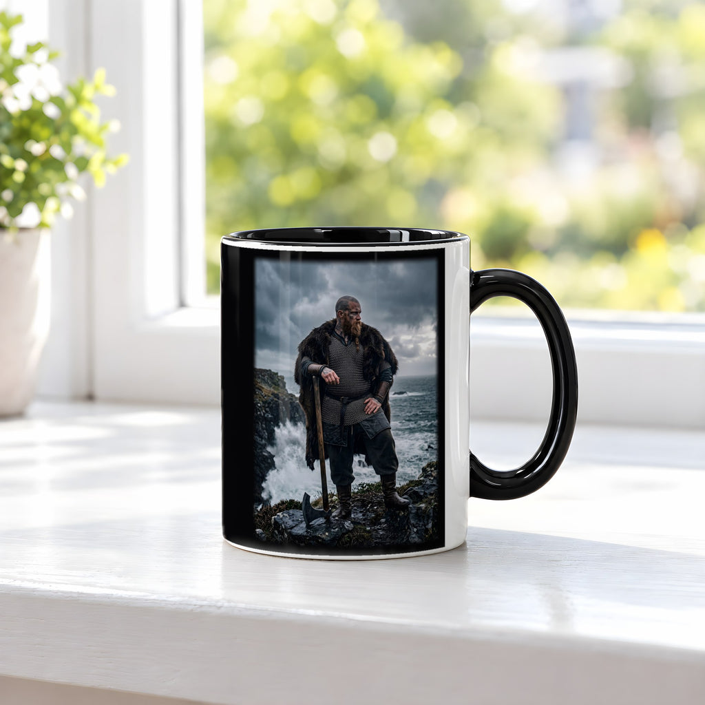 Der Küstenwächter – Tasse innen schwarz, auf der Fensterbank