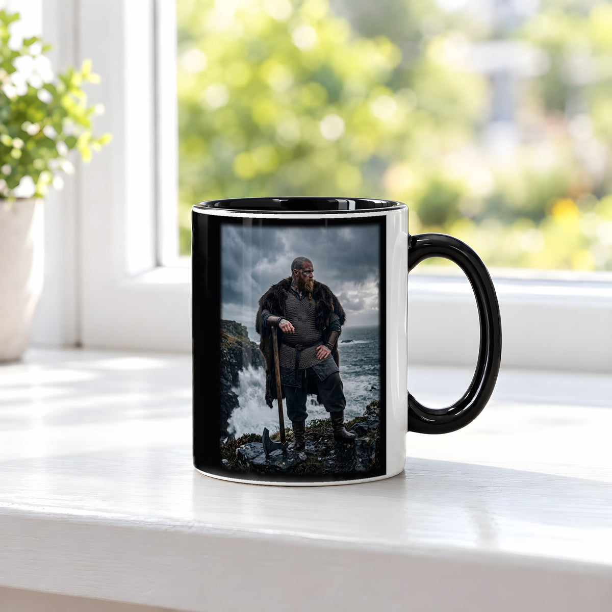Der Küstenwächter – Tasse innen schwarz, auf der Fensterbank
