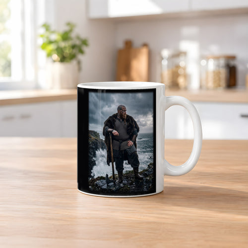 Der Küstenwächter – weiße Tasse, auf dem Küchentresen
