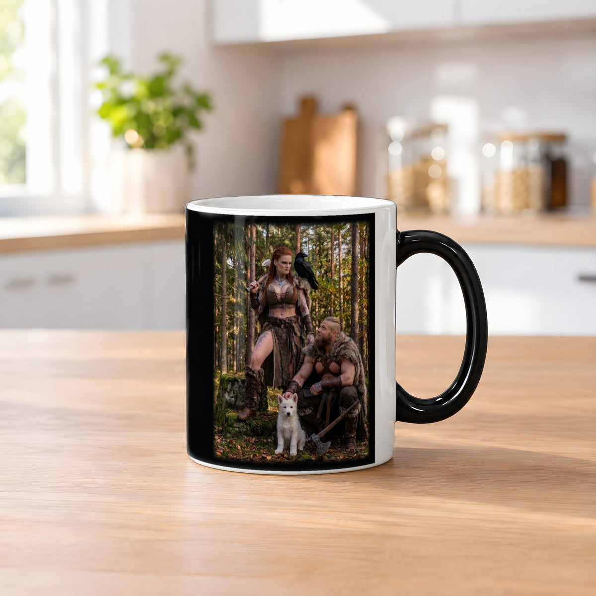 Rast am Moosstein – Black Edition Zaubertasse mit Motiv (heiß), auf dem Küchentresen