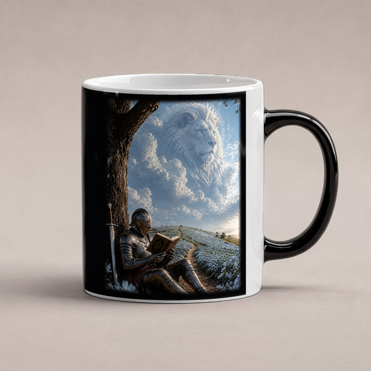 Der Löwe im Himmel – Black Edition Zaubertasse mit Motiv (heiß), freigestellt