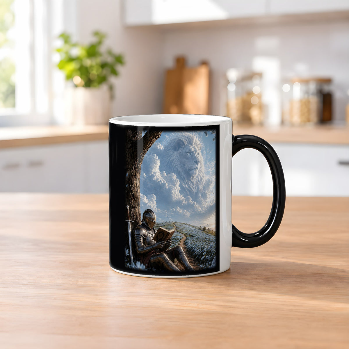 Der Löwe im Himmel – Black Edition Zaubertasse mit Motiv (heiß), auf dem Küchentresen
