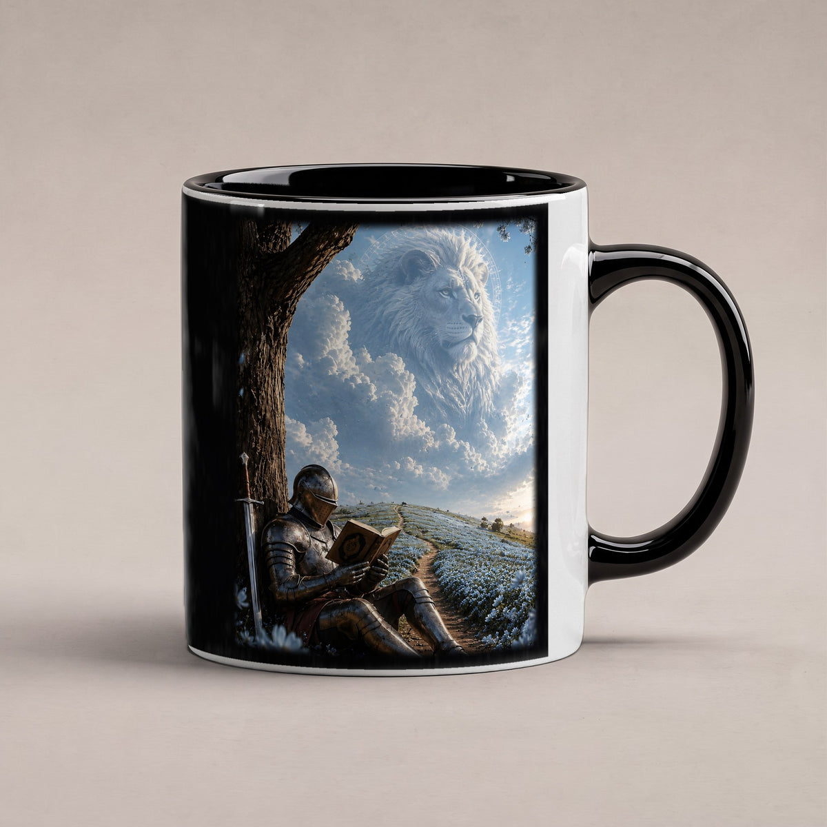 Der Löwe im Himmel – Tasse innen schwarz, freigestellt