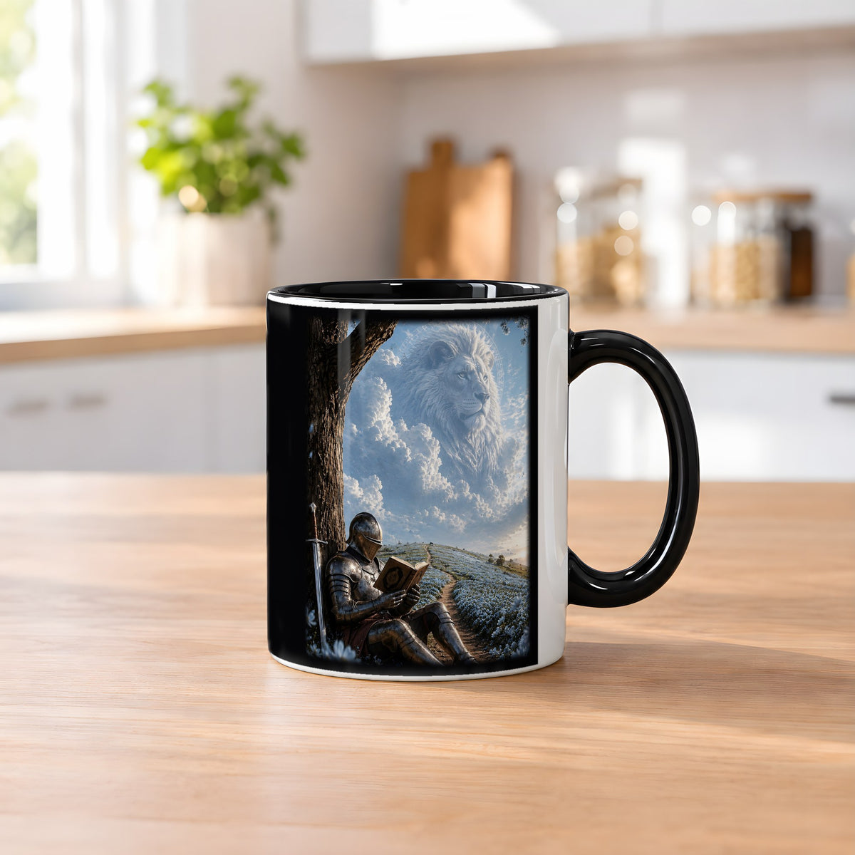 Der Löwe im Himmel – Tasse innen schwarz, auf dem Küchentresen