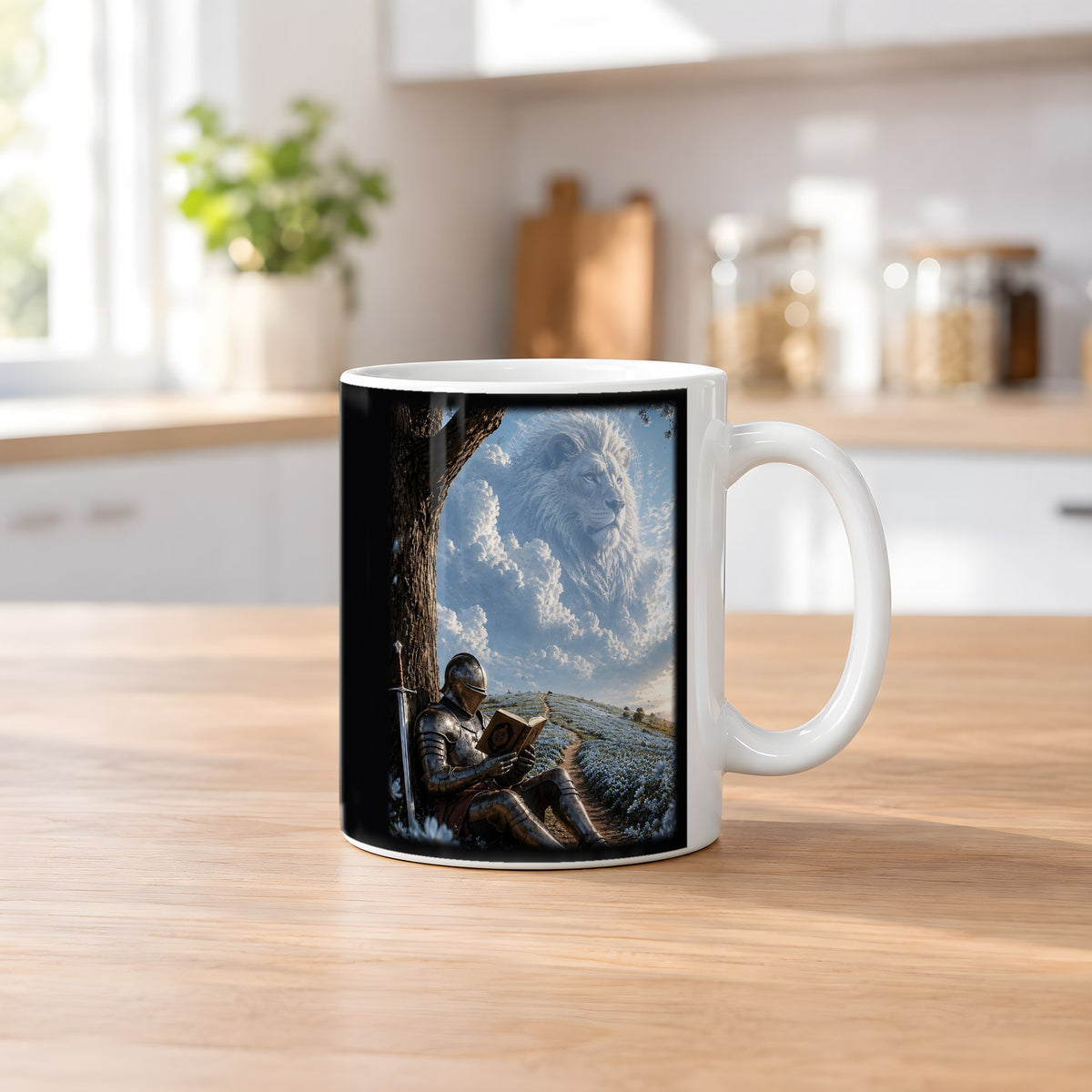 Der Löwe im Himmel – weiße Tasse, auf dem Küchentresen