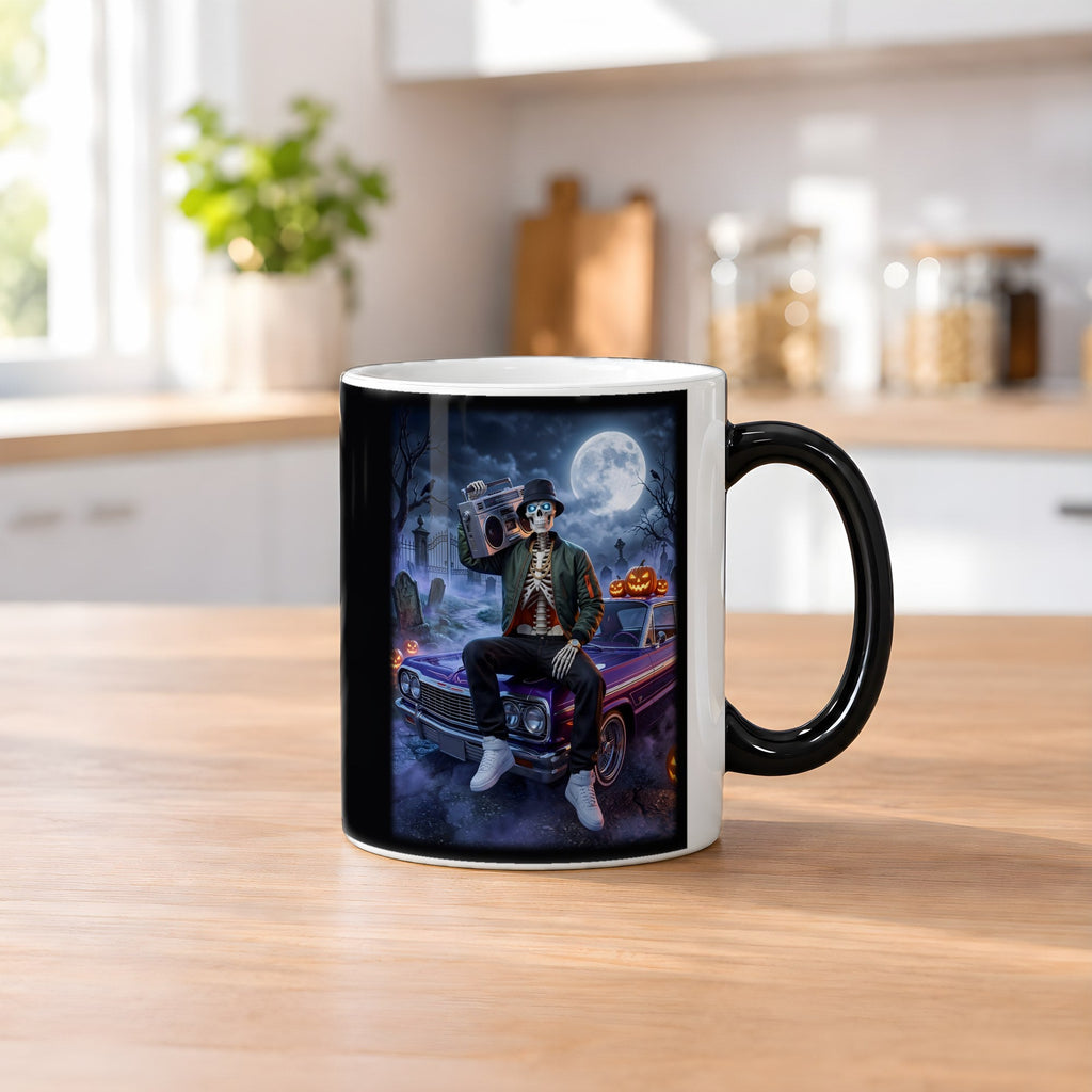 Der Lowrider – Black Edition Zaubertasse mit Motiv (heiß), auf dem Küchentresen
