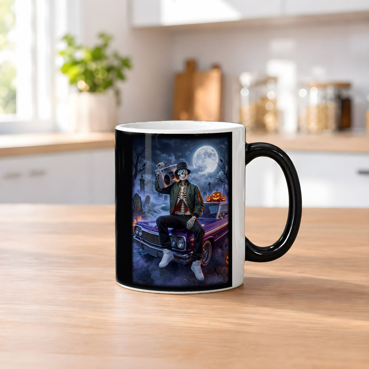 Der Lowrider – Black Edition Zaubertasse mit Motiv (heiß), auf dem Küchentresen