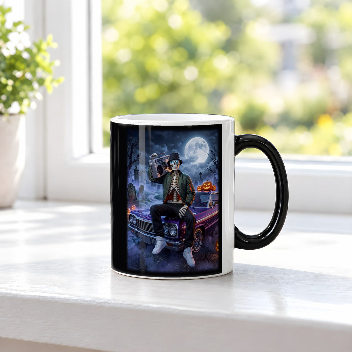 Der Lowrider – Black Edition Zaubertasse mit Motiv (heiß), auf der Fensterbank