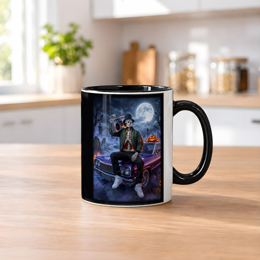 Der Lowrider – Tasse innen schwarz, auf dem Küchentresen