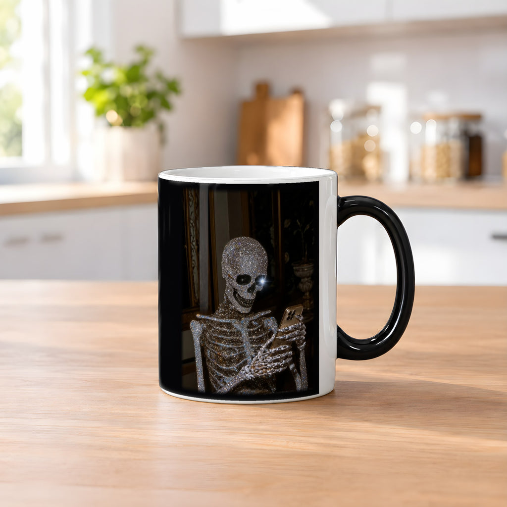Der letzte Gast – Black Edition Zaubertasse mit Motiv (heiß), auf dem Küchentresen