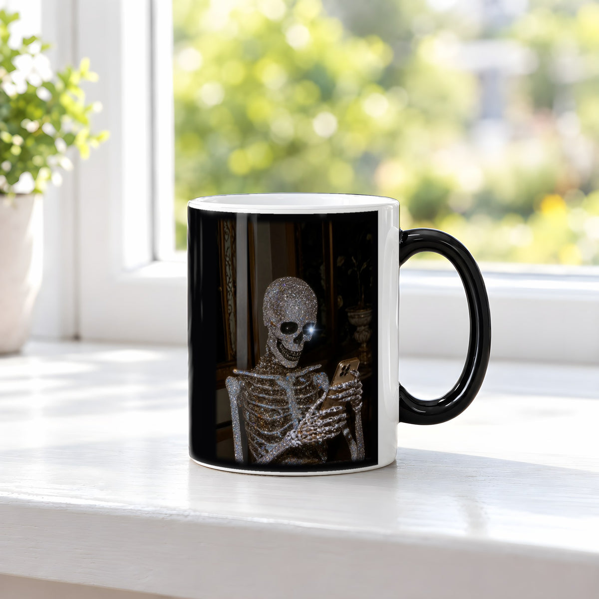 Der letzte Gast – Black Edition Zaubertasse mit Motiv (heiß), auf der Fensterbank
