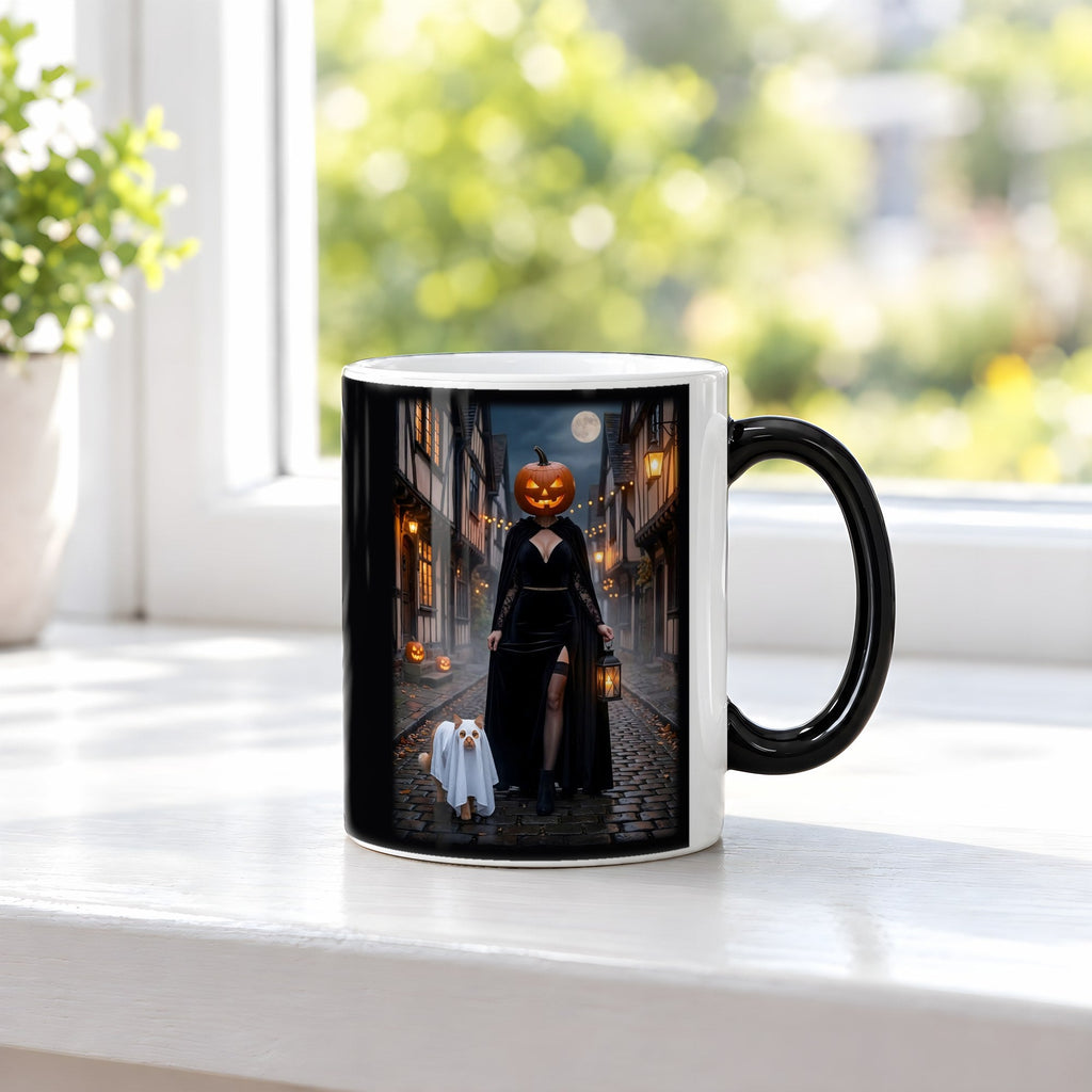 Die Laternenträgerin – Black Edition Zaubertasse mit Motiv (heiß), auf der Fensterbank