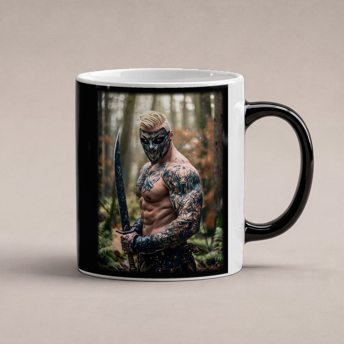 Der Maskenkrieger – Black Edition Zaubertasse mit Motiv (heiß), freigestellt