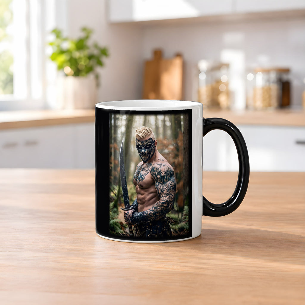 Der Maskenkrieger – Black Edition Zaubertasse mit Motiv (heiß), auf dem Küchentresen