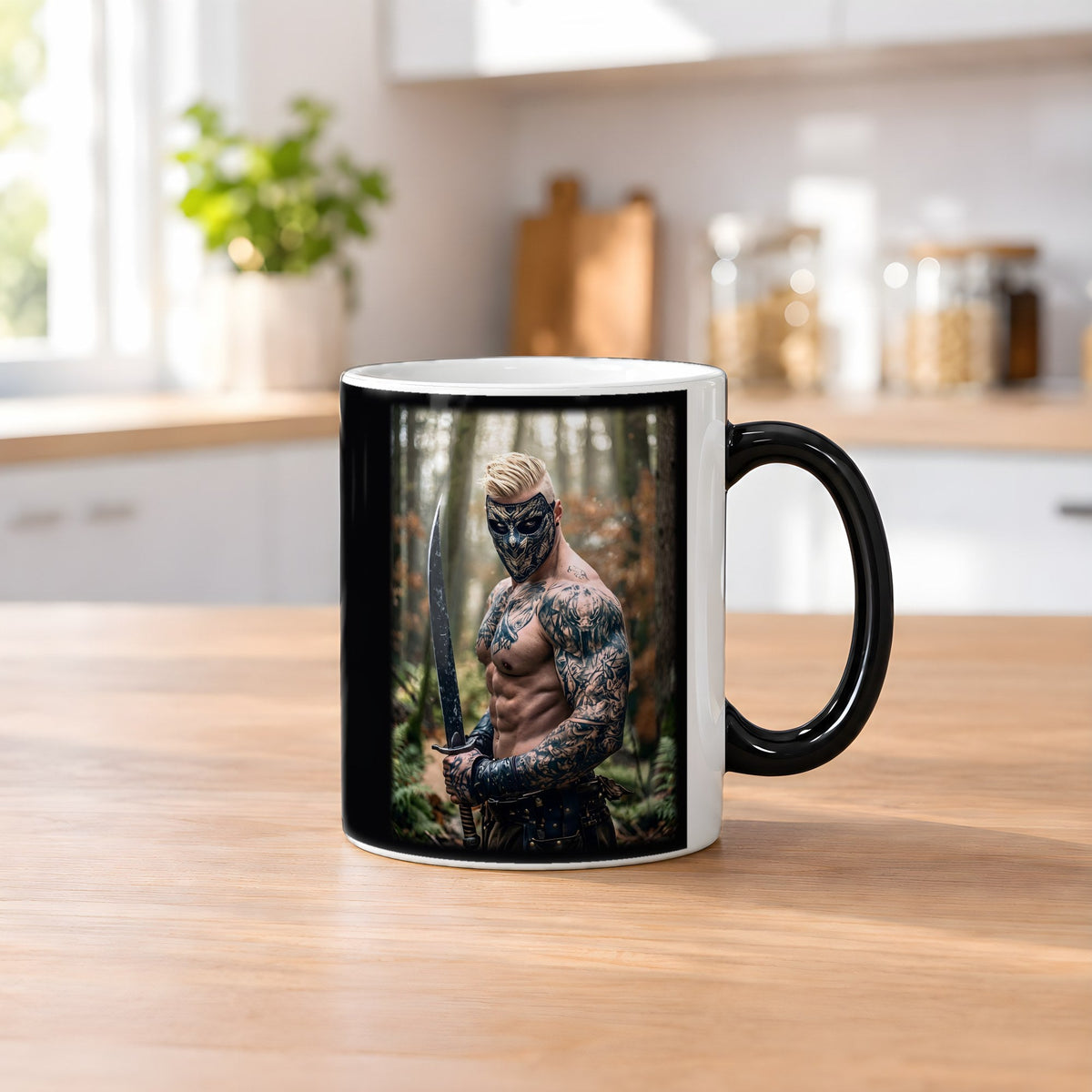 Der Maskenkrieger – Black Edition Zaubertasse mit Motiv (heiß), auf dem Küchentresen