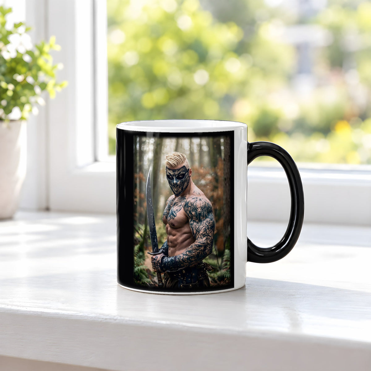 Der Maskenkrieger – Black Edition Zaubertasse mit Motiv (heiß), auf der Fensterbank