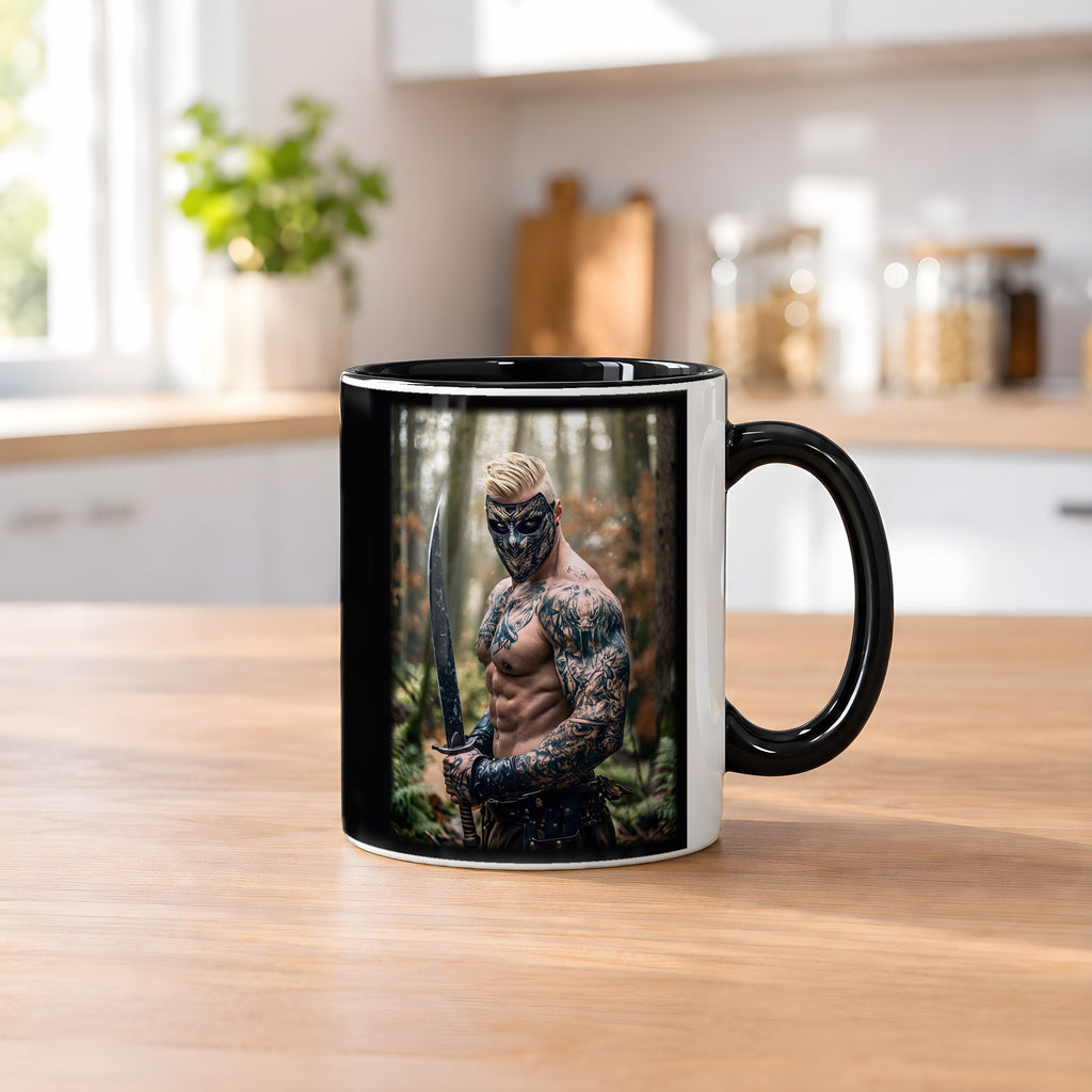 Der Maskenkrieger – Tasse innen schwarz, auf dem Küchentresen