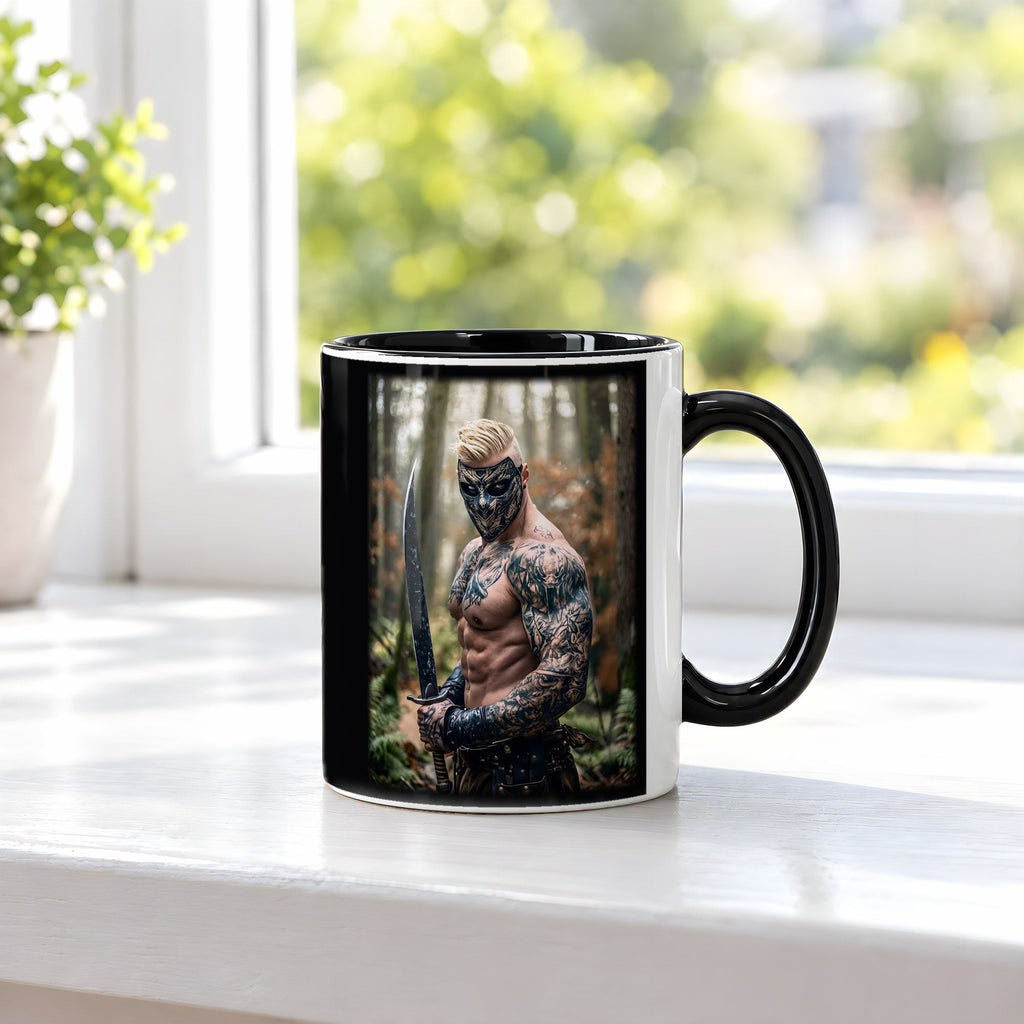 Der Maskenkrieger – Tasse innen schwarz, auf der Fensterbank