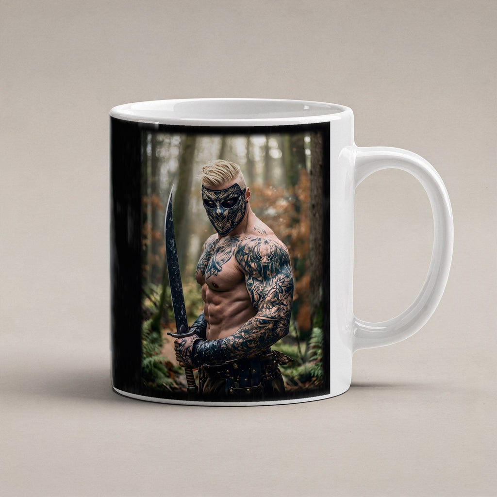 Der Maskenkrieger – weiße Tasse, freigestellt