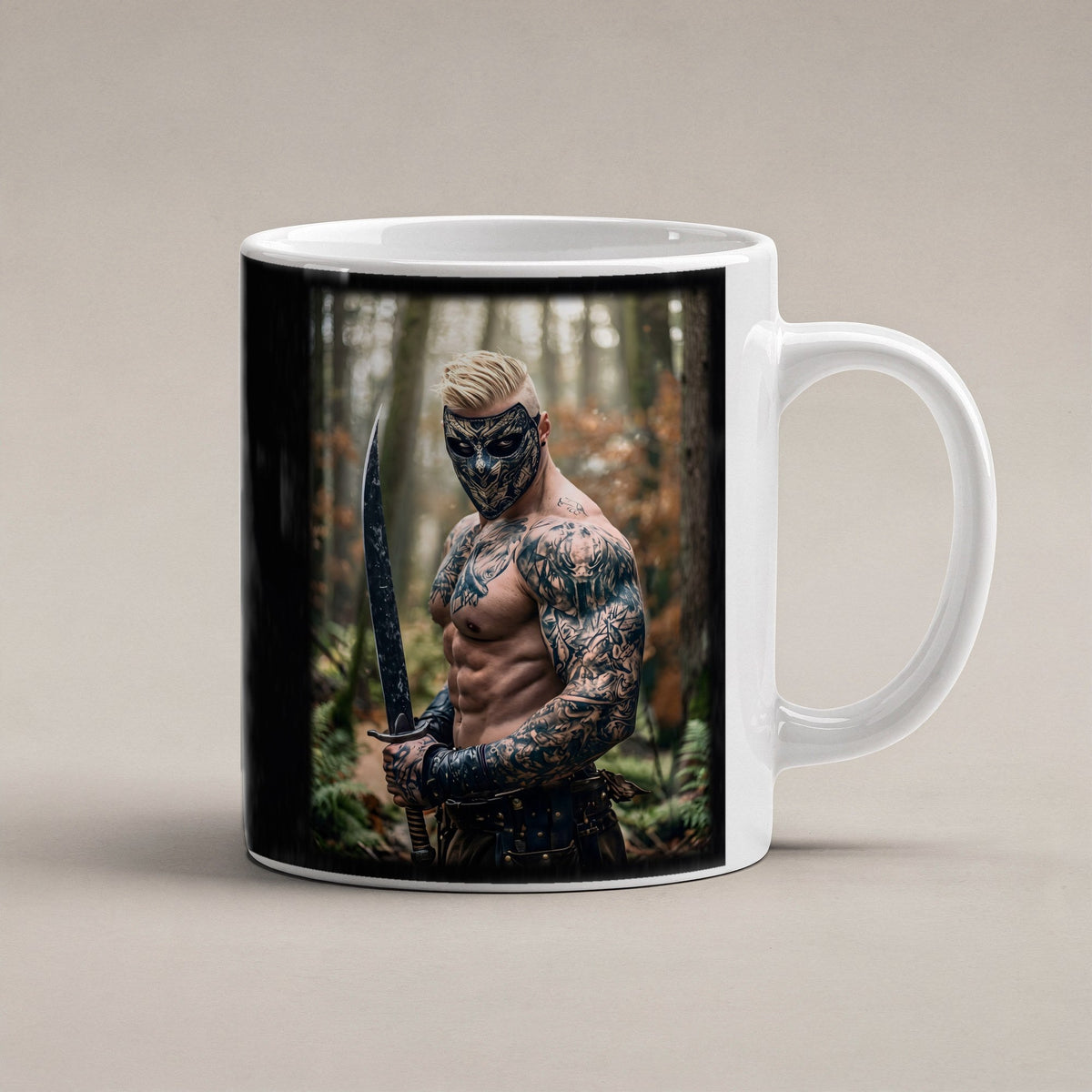 Der Maskenkrieger – weiße Tasse, freigestellt
