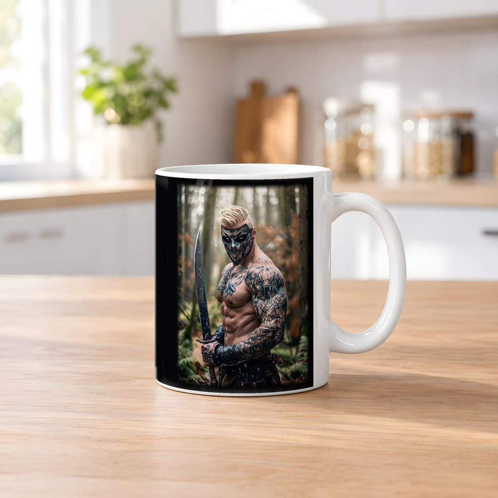 Der Maskenkrieger – weiße Tasse, auf dem Küchentresen