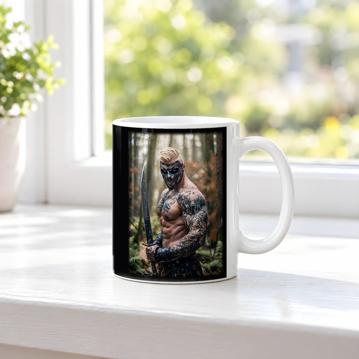 Der Maskenkrieger – weiße Tasse, auf der Fensterbank
