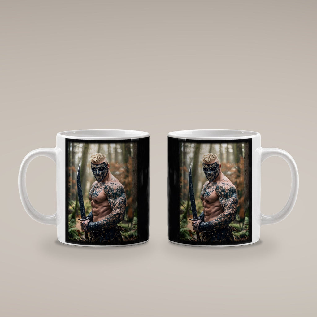 Der Maskenkrieger – weiße Tasse, beide Seiten bedruckt