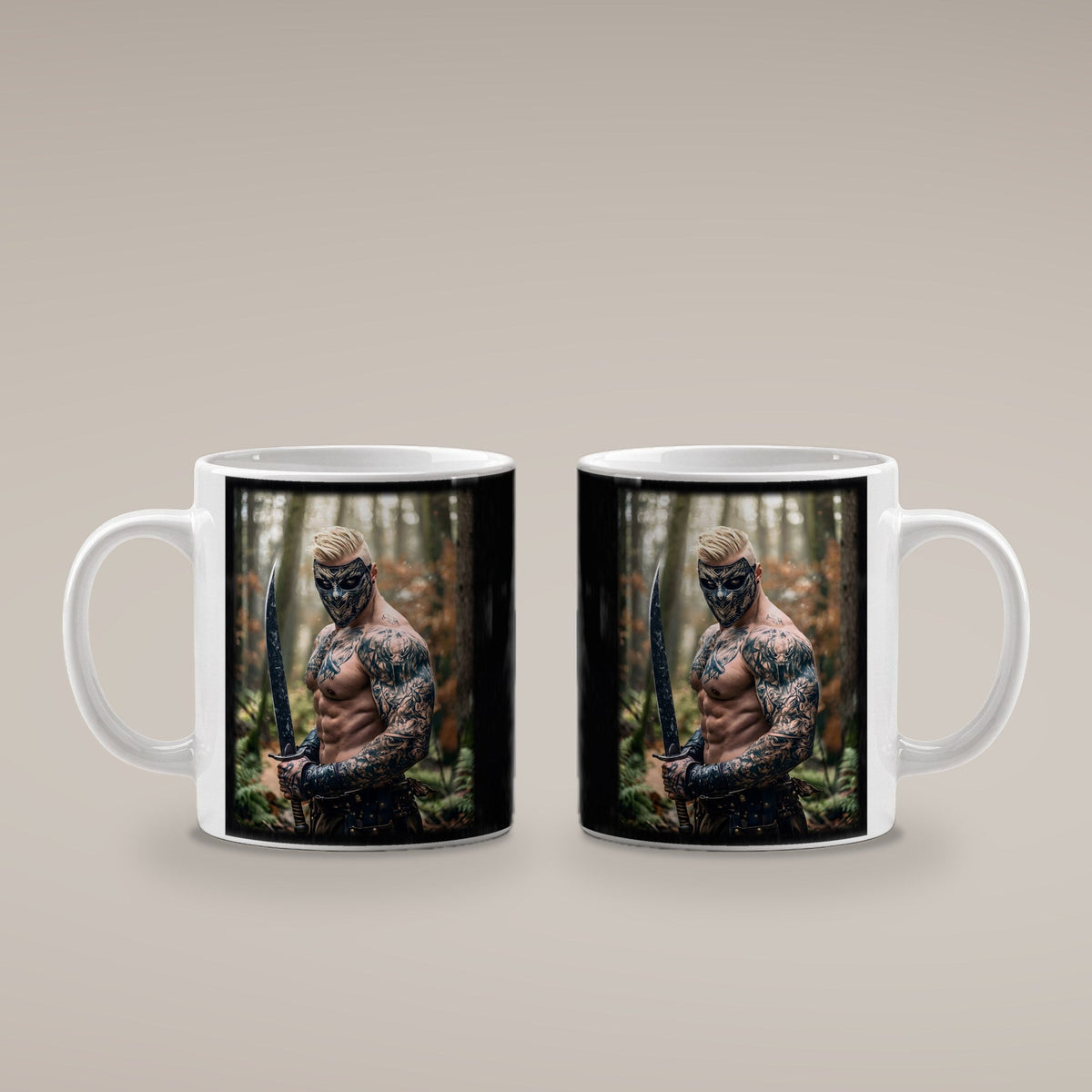 Der Maskenkrieger – weiße Tasse, beide Seiten bedruckt