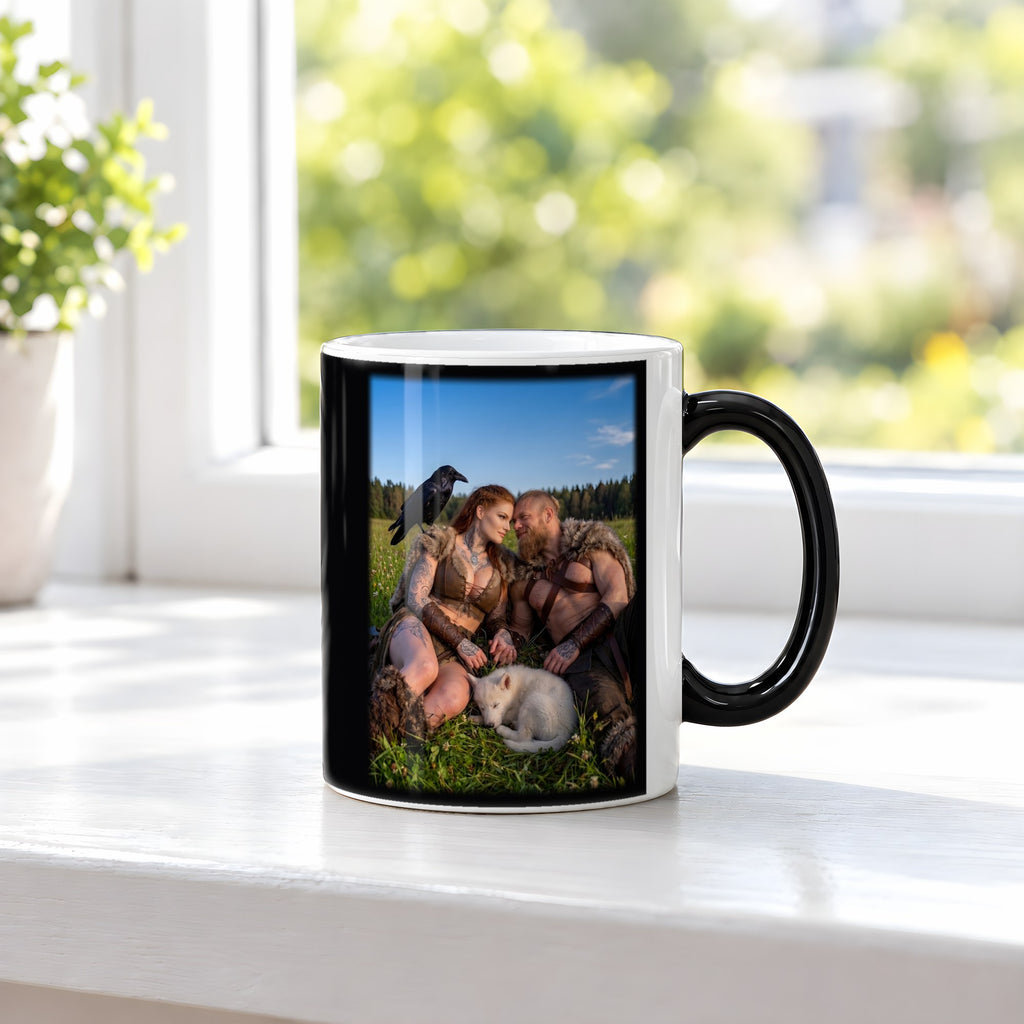 Mittsommer – Black Edition Zaubertasse mit Motiv (heiß), auf der Fensterbank