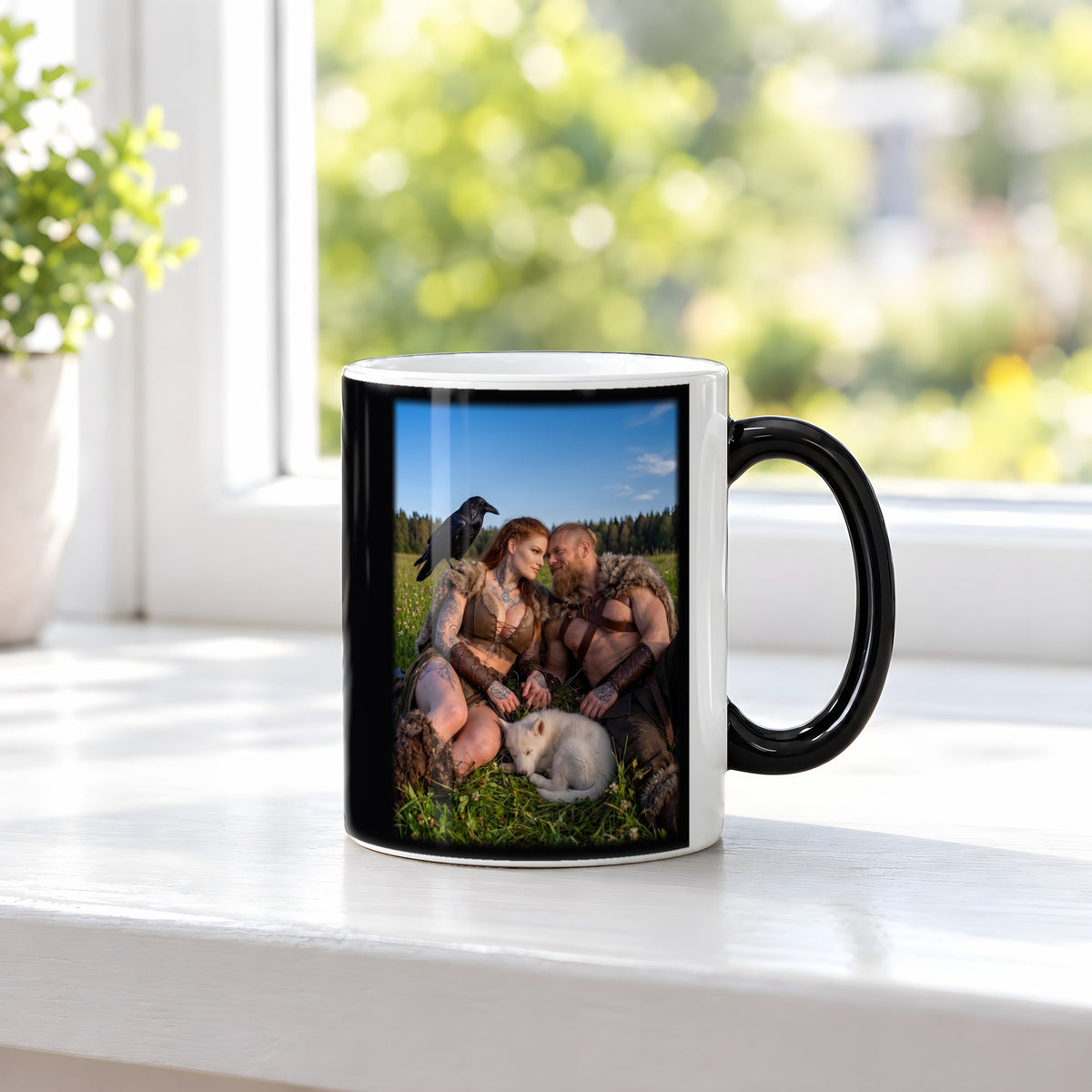 Mittsommer – Black Edition Zaubertasse mit Motiv (heiß), auf der Fensterbank