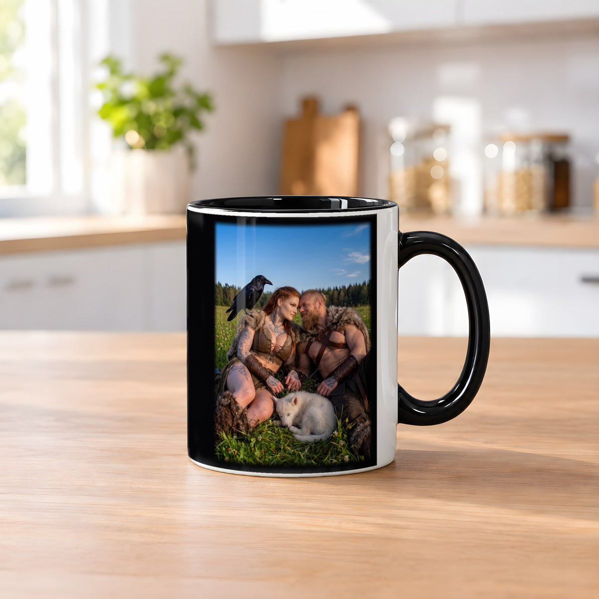 Mittsommer – Tasse innen schwarz, auf dem Küchentresen