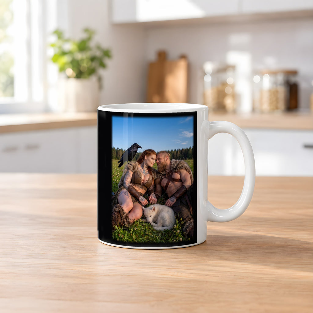 Mittsommer – weiße Tasse, auf dem Küchentresen