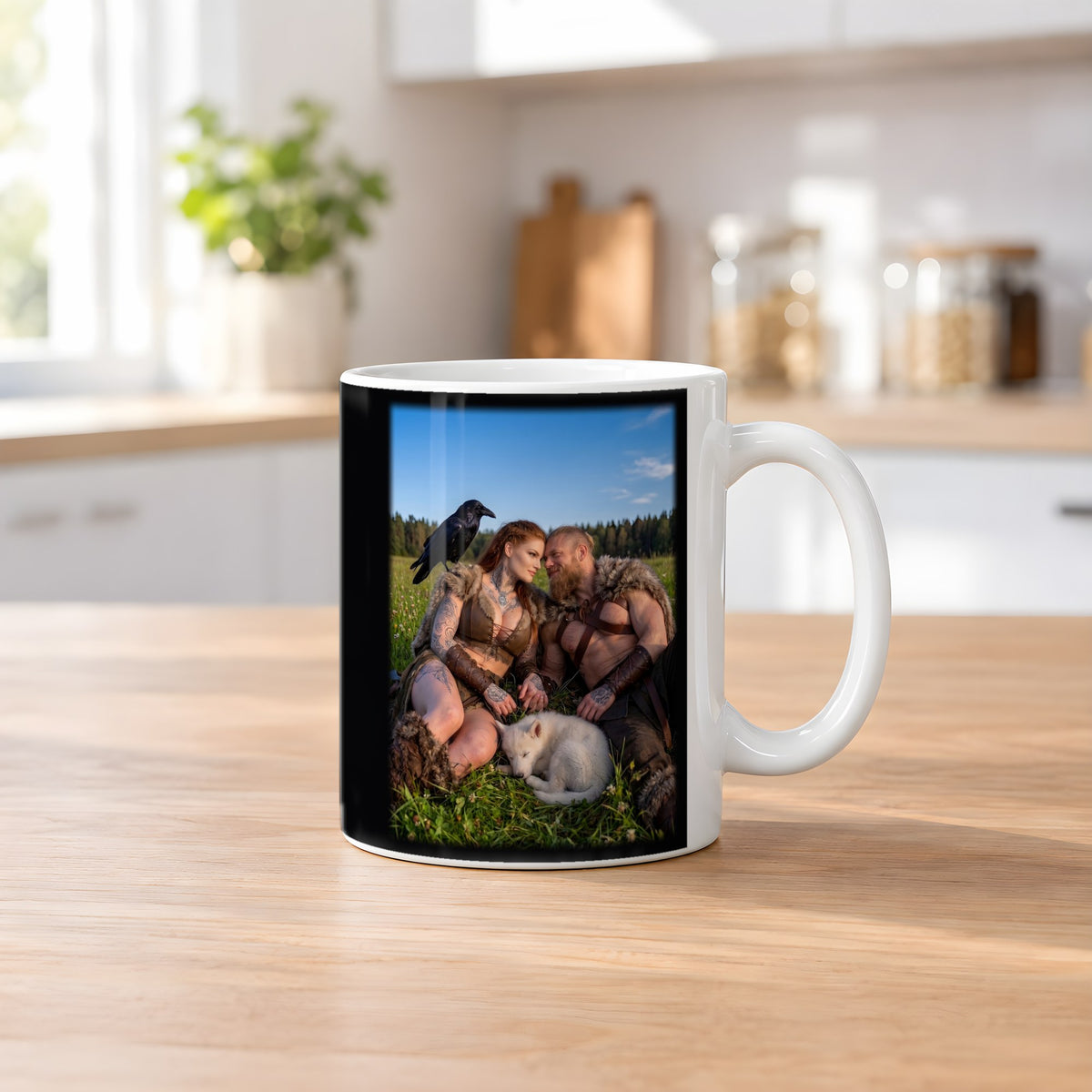 Mittsommer – weiße Tasse, auf dem Küchentresen