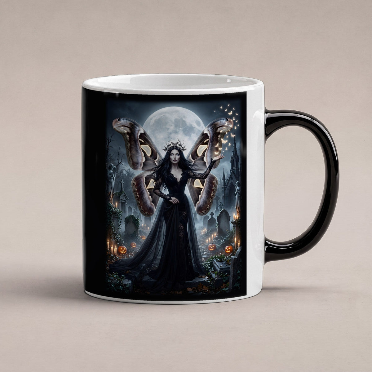 Die Mottenkönigin – Black Edition Zaubertasse mit Motiv (heiß), freigestellt