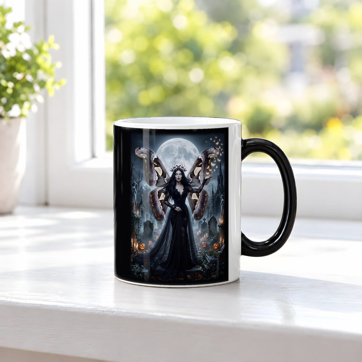 Die Mottenkönigin – Black Edition Zaubertasse mit Motiv (heiß), auf der Fensterbank