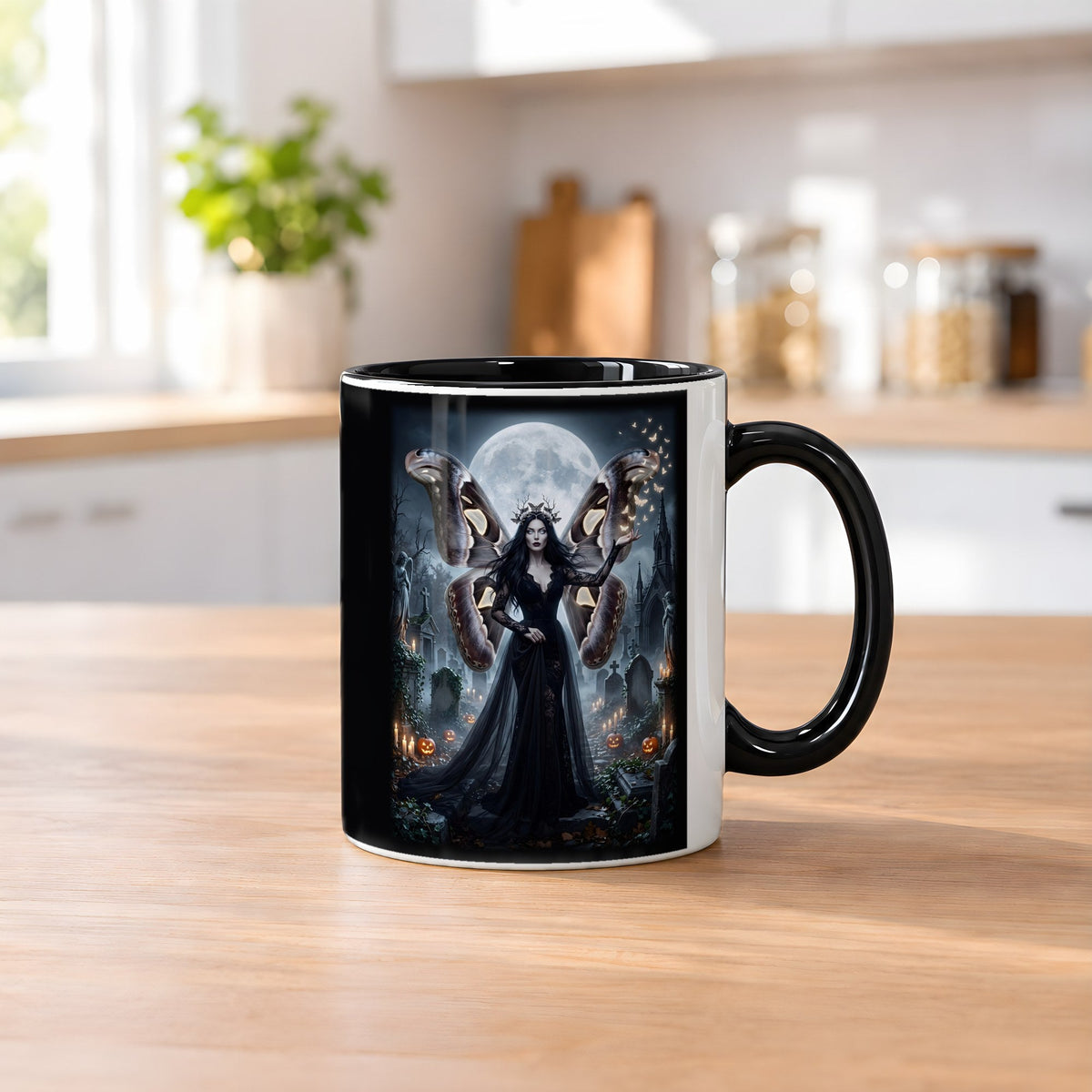Die Mottenkönigin – Tasse innen schwarz, auf dem Küchentresen