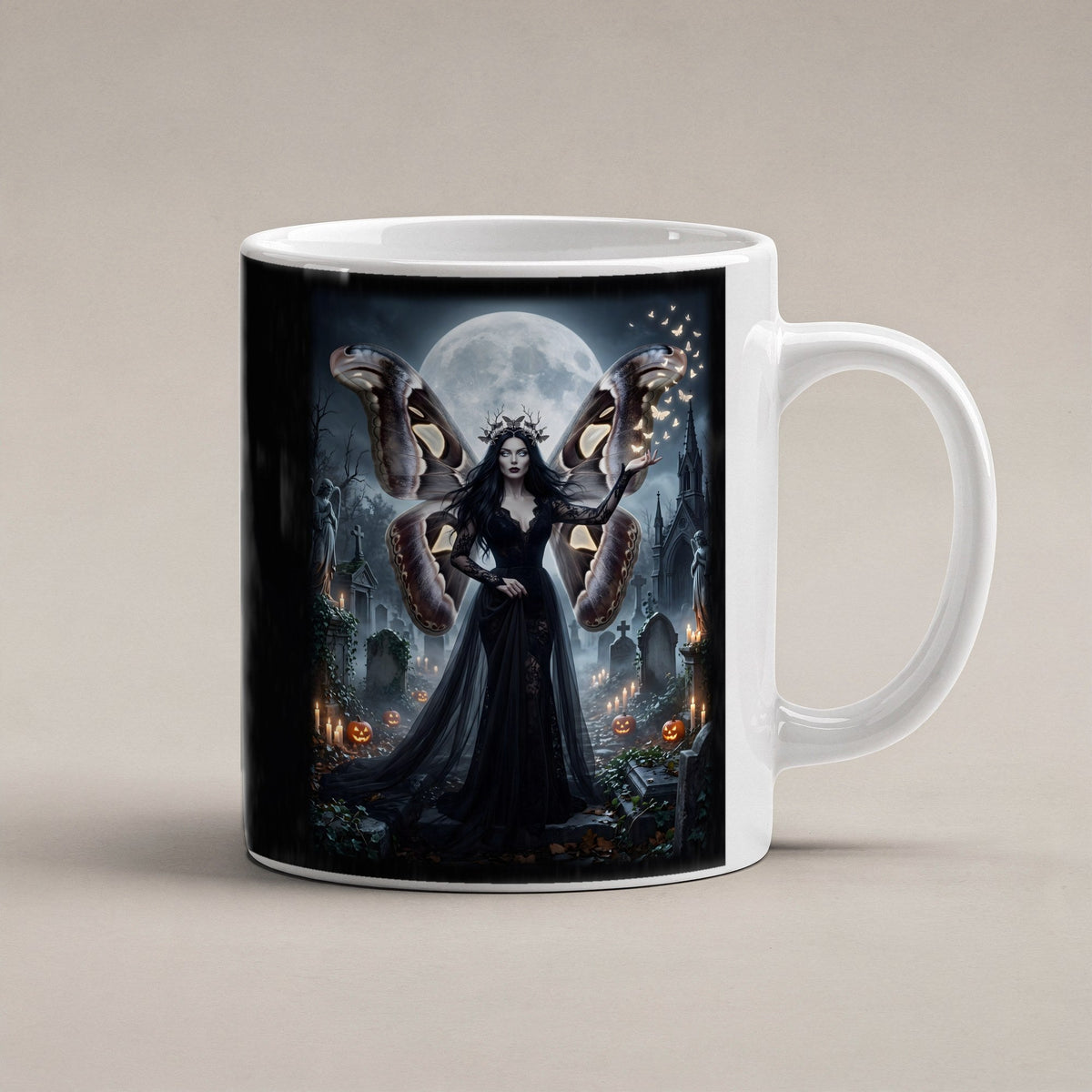 Die Mottenkönigin – weiße Tasse, freigestellt