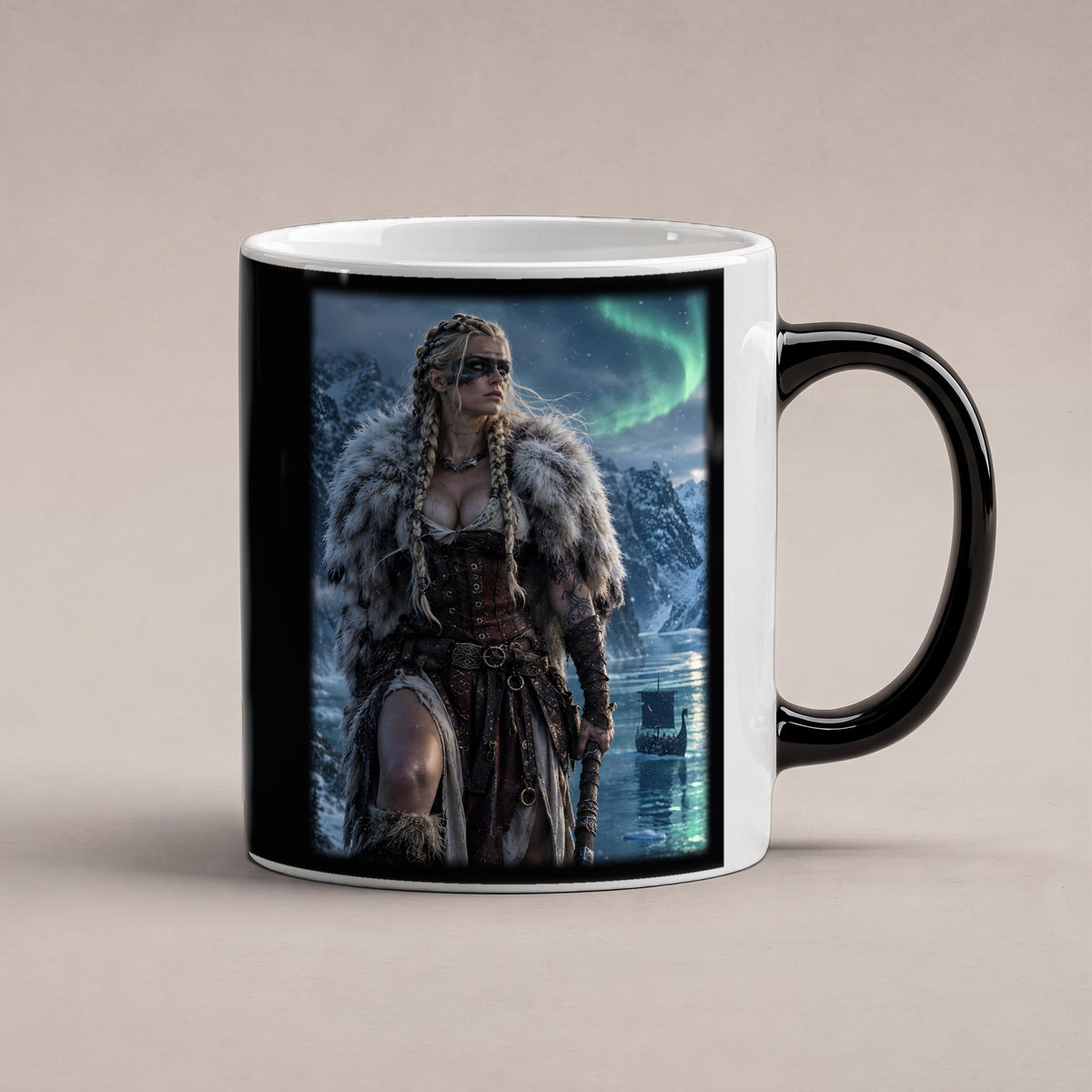 Die Nordlichtkriegerin – Black Edition Zaubertasse mit Motiv (heiß), freigestellt
