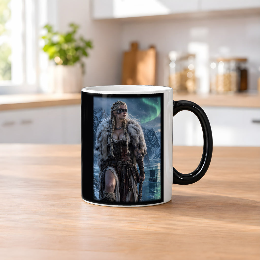 Die Nordlichtkriegerin – Black Edition Zaubertasse mit Motiv (heiß), auf dem Küchentresen