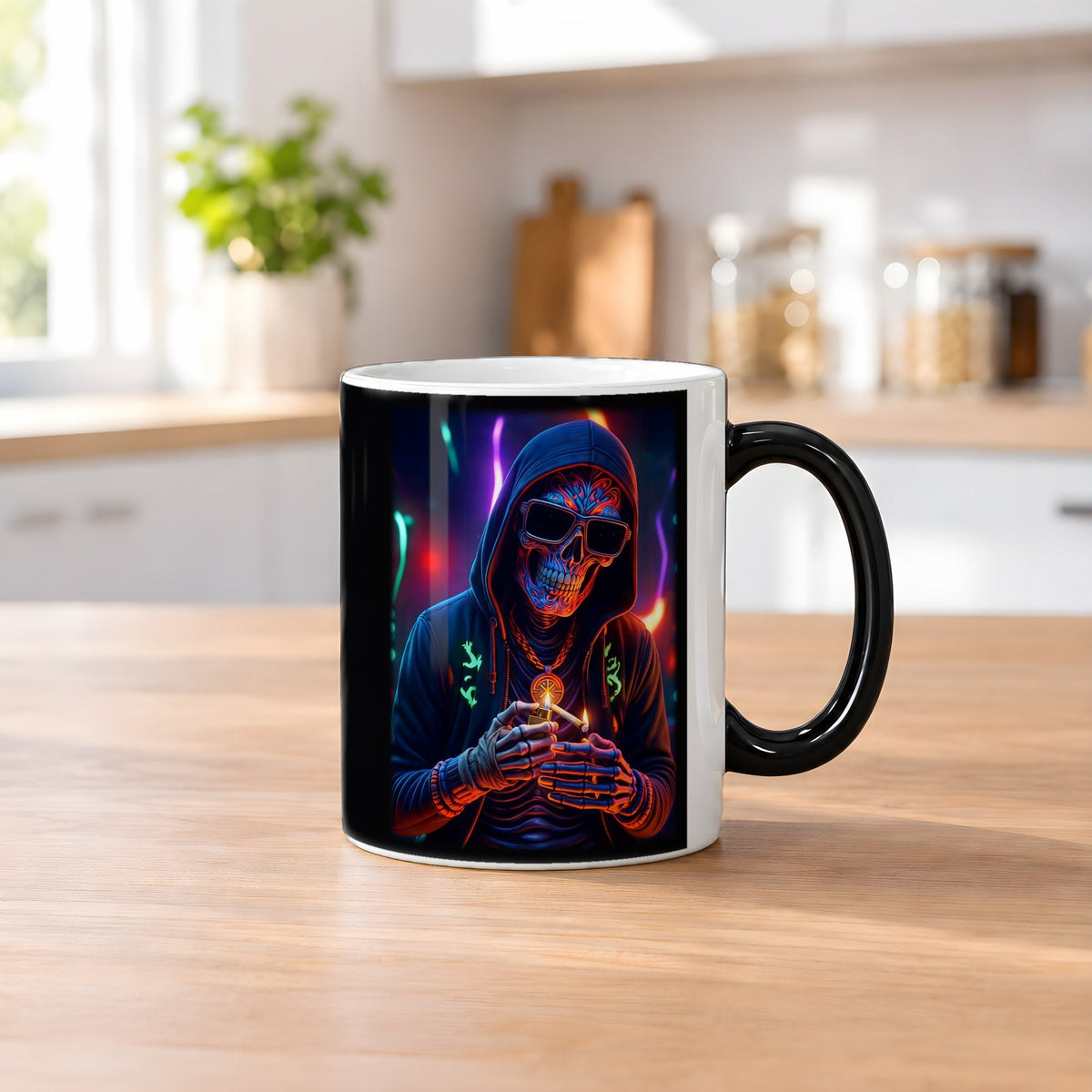 Das Neon-Skelett – Black Edition Zaubertasse mit Motiv (heiß), auf dem Küchentresen