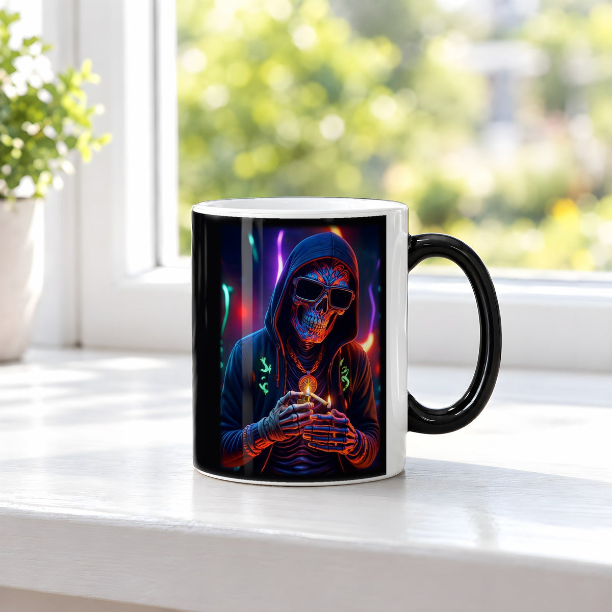 Das Neon-Skelett – Black Edition Zaubertasse mit Motiv (heiß), auf der Fensterbank