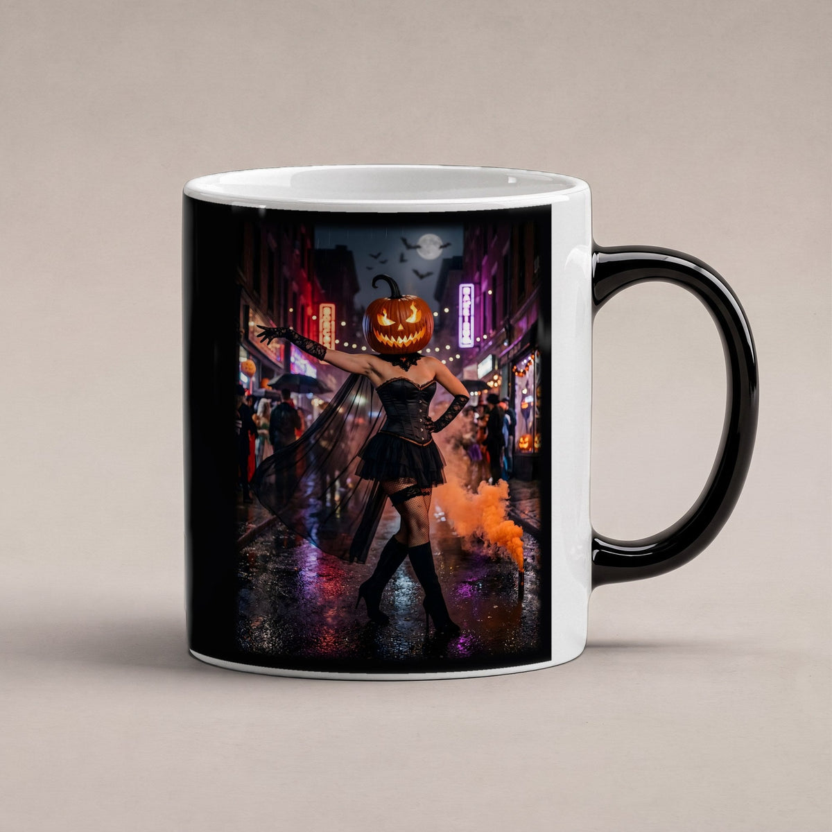 Die Nachtschwärmerin – Black Edition Zaubertasse mit Motiv (heiß), freigestellt
