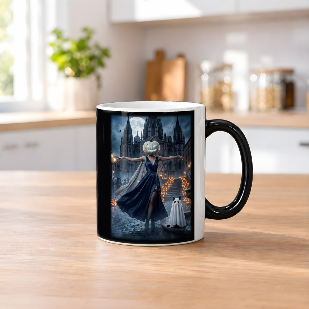 Die Nachttänzerin – Black Edition Zaubertasse mit Motiv (heiß), auf dem Küchentresen